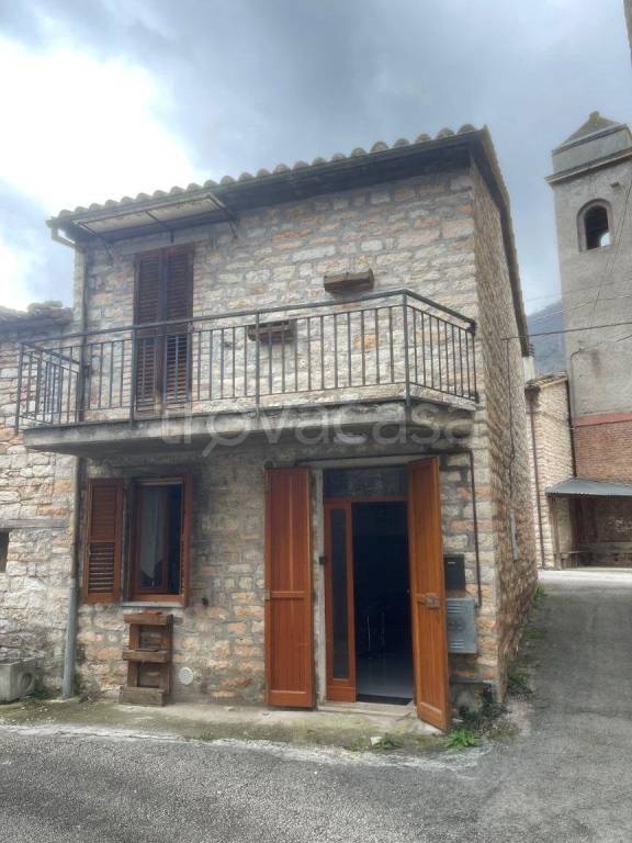 casa indipendente in vendita a Genga in zona Valtreara