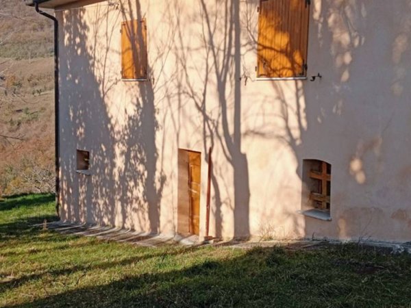 casa indipendente in vendita a Genga