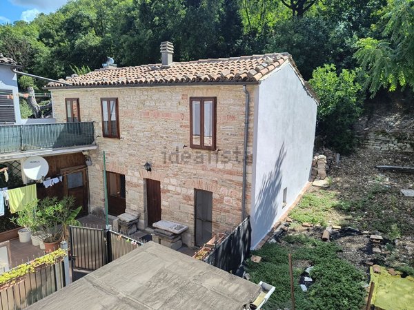 esavano in vendita a Genga in zona San Vittore