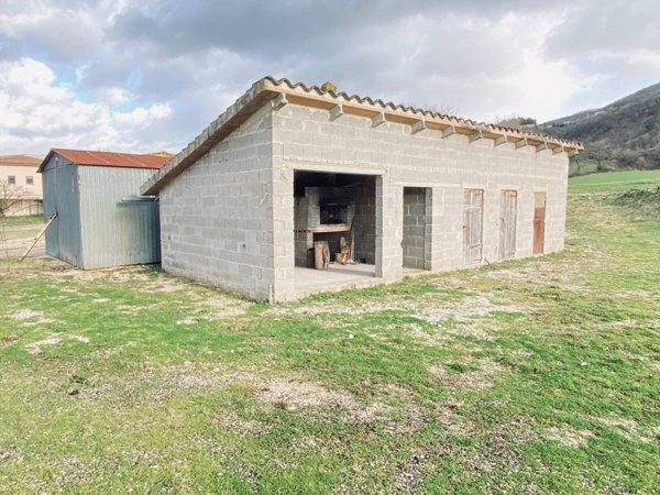 locale di sgombero in vendita a Genga in zona Colleponi