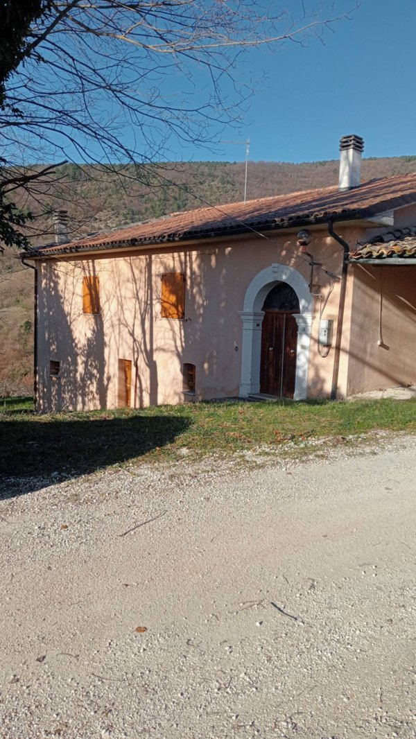 casa indipendente in vendita a Genga in zona Palombare