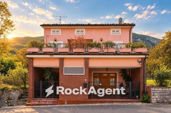 casa indipendente in vendita a Genga in zona Valtreara