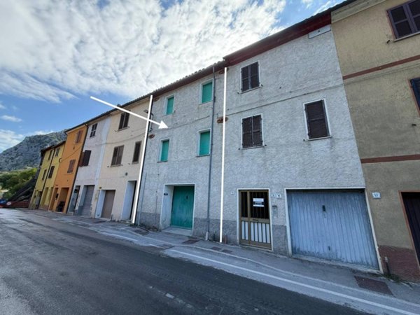 casa indipendente in vendita a Genga in zona Falcioni