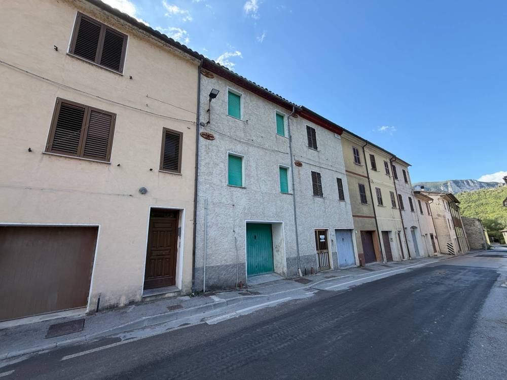 casa indipendente in vendita a Genga in zona Falcioni