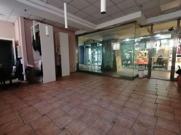 locale commerciale in vendita a Jesi