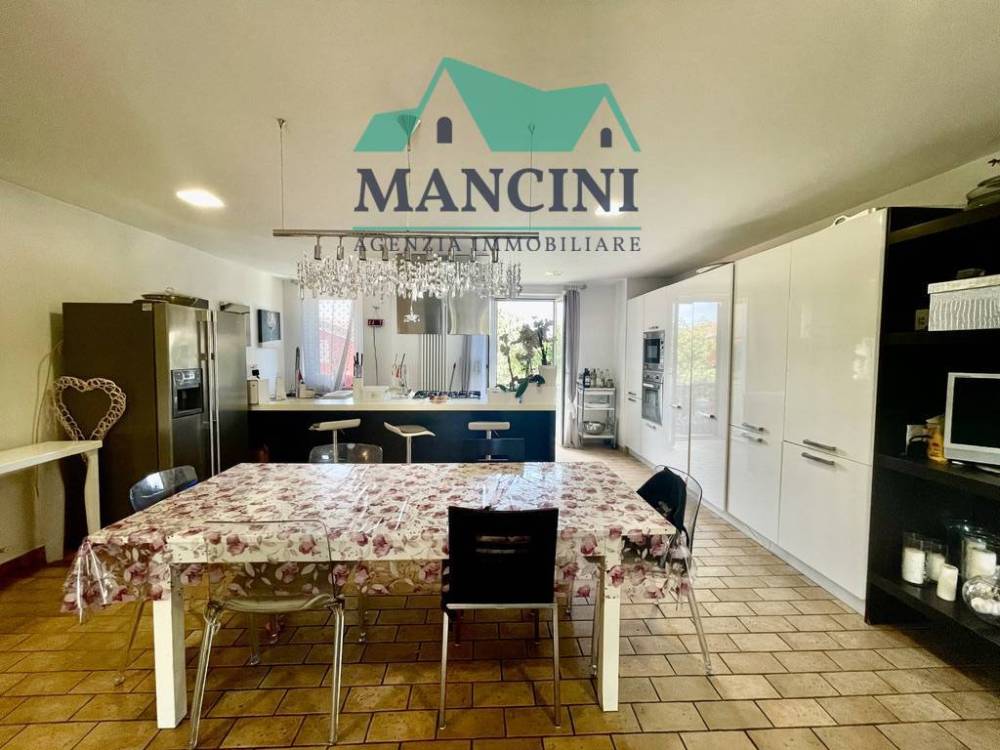 casa indipendente in vendita a Jesi in zona Mazzangrugno
