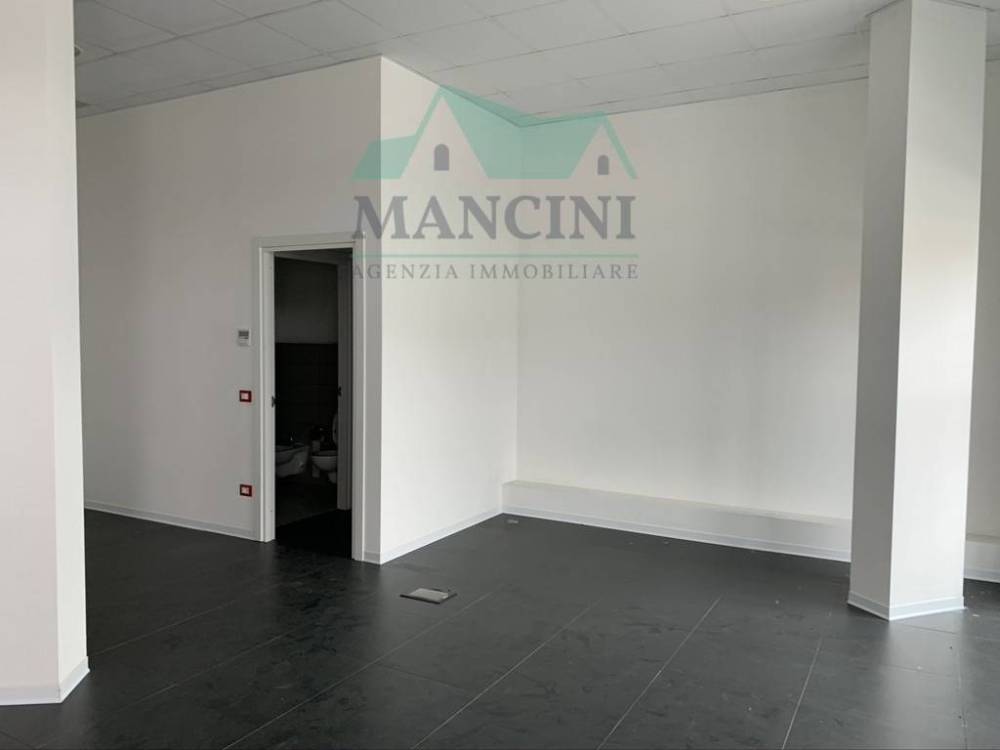 locale commerciale in vendita a Jesi