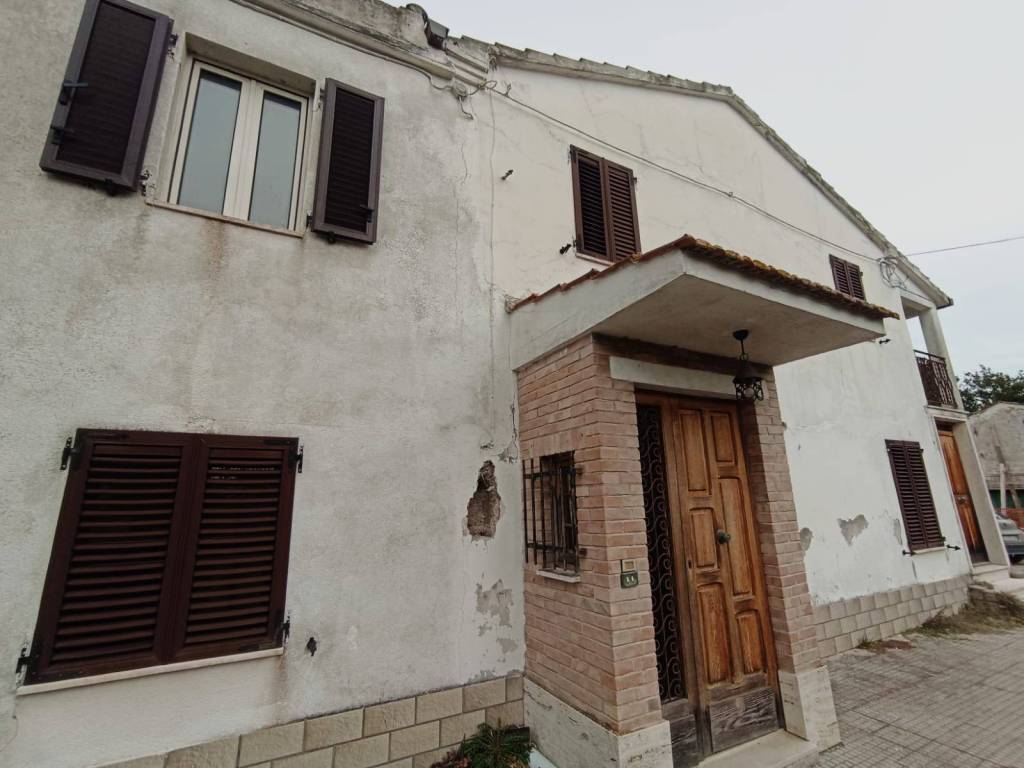 casa indipendente in vendita a Jesi in zona Mazzangrugno