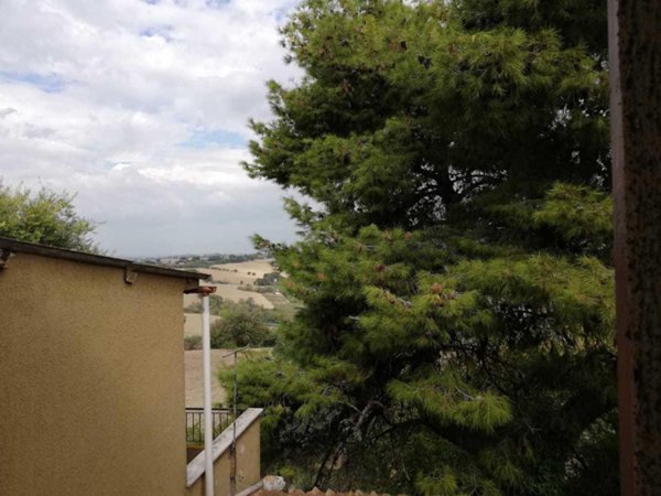 casa indipendente in vendita a Jesi