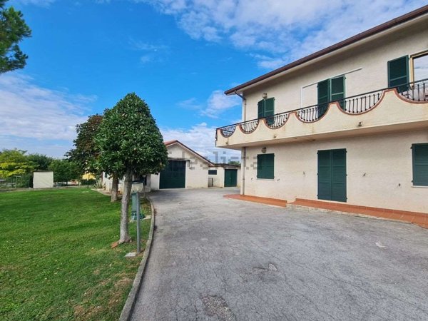 casa indipendente in vendita a Jesi