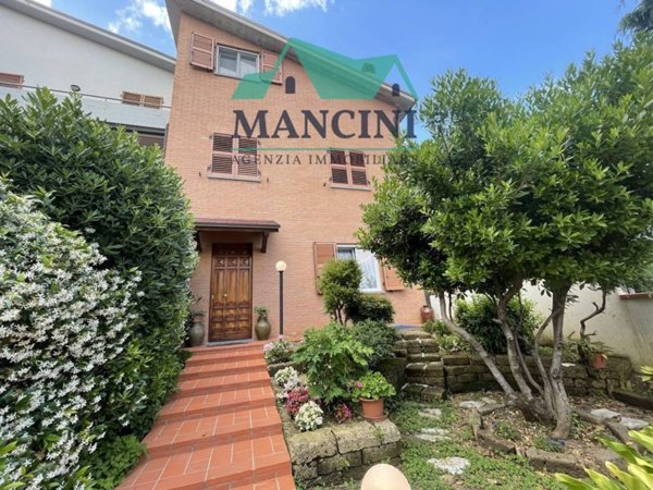casa indipendente in vendita a Jesi