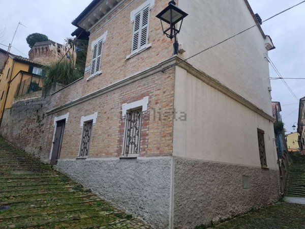 esavano in vendita a Jesi