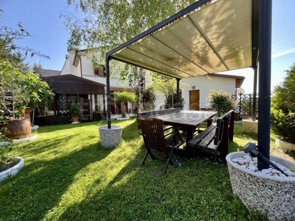 casa indipendente in vendita a Jesi
