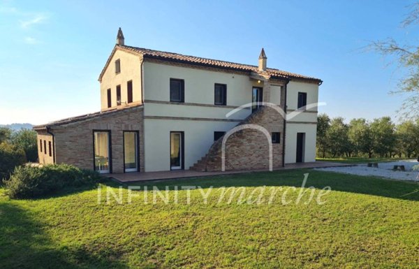 casa indipendente in vendita a Jesi in zona Mazzangrugno