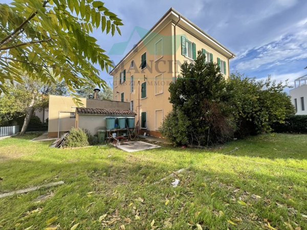 casa indipendente in vendita a Jesi