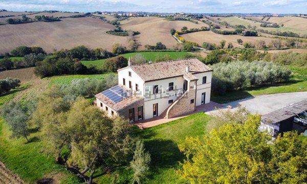 casa indipendente in vendita a Jesi