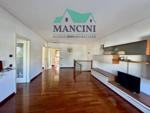 casa indipendente in vendita a Jesi