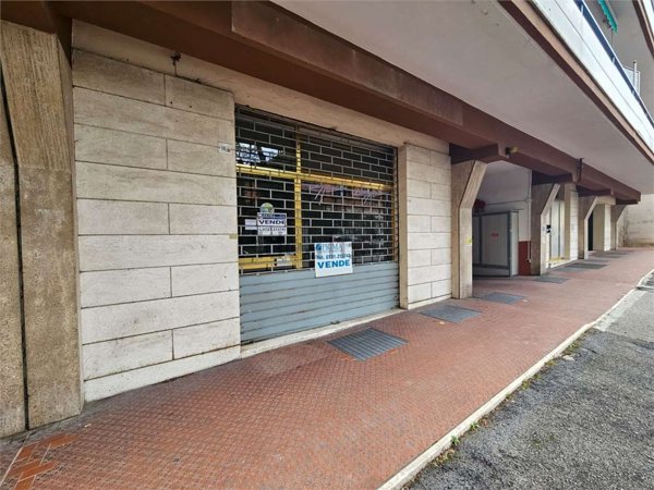 locale commerciale in vendita a Jesi