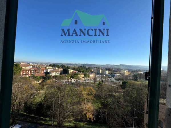casa indipendente in vendita a Jesi