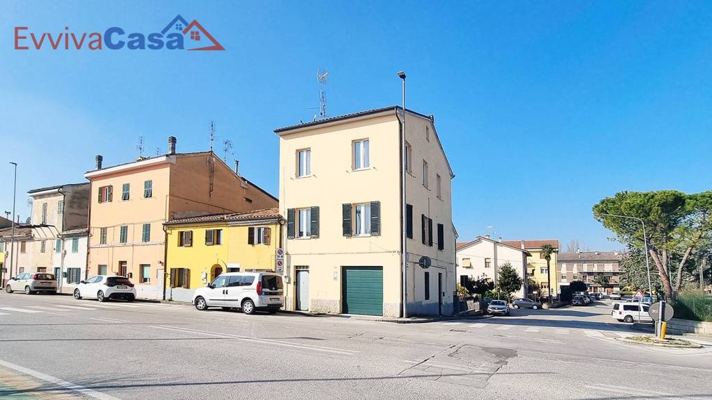 casa indipendente in vendita a Jesi