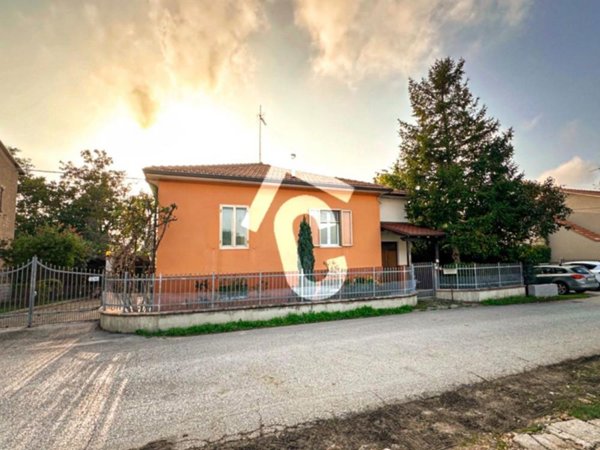 casa indipendente in vendita a Jesi