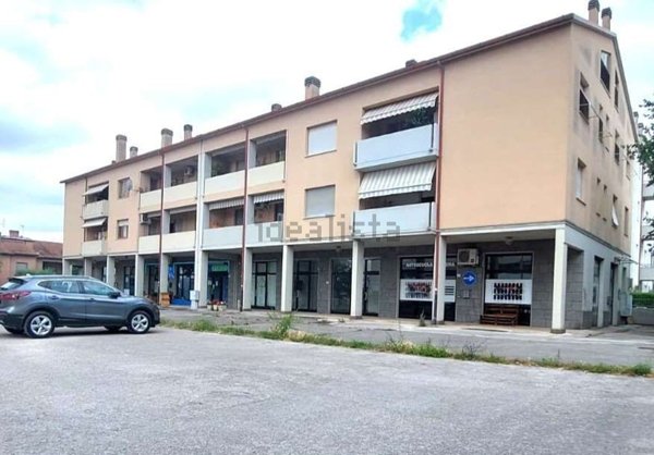 locale commerciale in vendita a Jesi