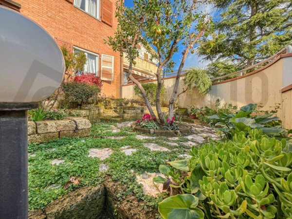 casa indipendente in vendita a Jesi
