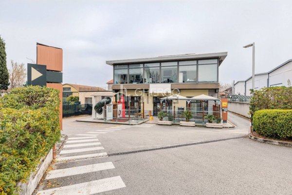 locale commerciale in vendita a Jesi