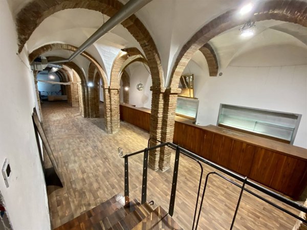 locale commerciale in vendita a Jesi