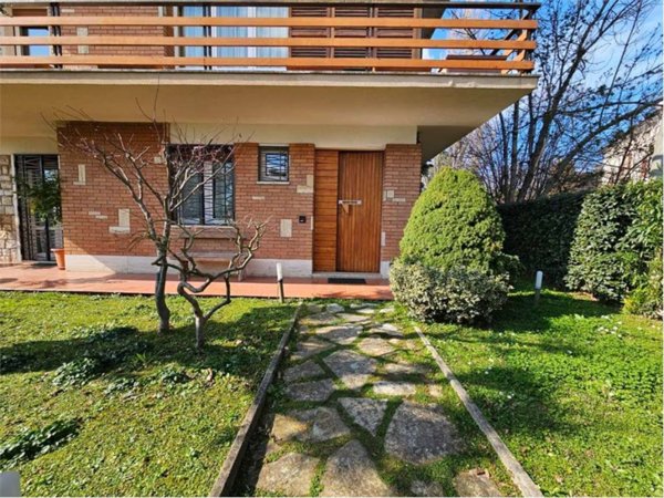 casa indipendente in vendita a Jesi