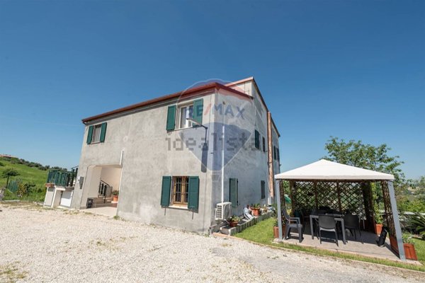casa indipendente in vendita a Jesi