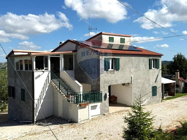 casa indipendente in vendita a Jesi
