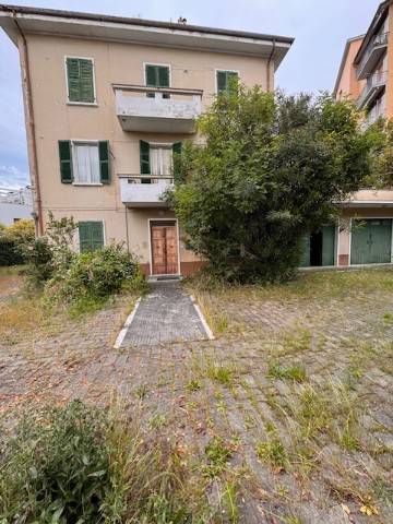 casa indipendente in vendita a Jesi