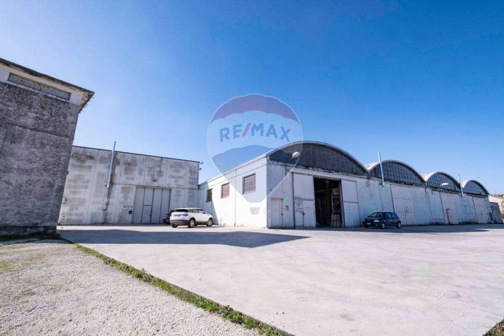 capannone in vendita a Jesi