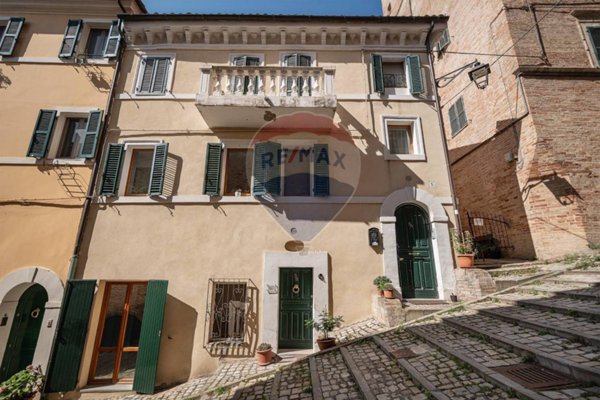 casa indipendente in vendita a Jesi