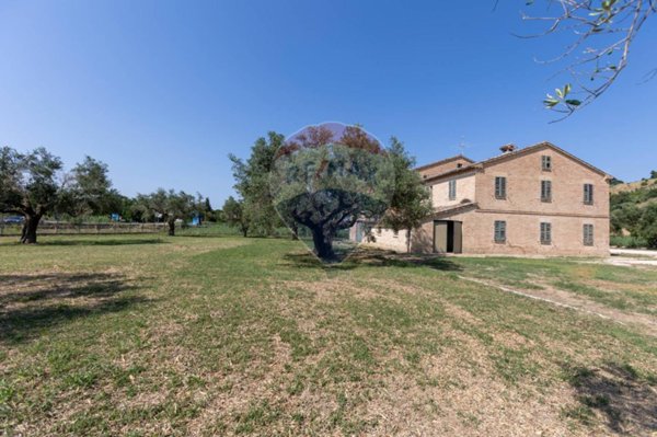 casa indipendente in vendita a Jesi in zona Mazzangrugno