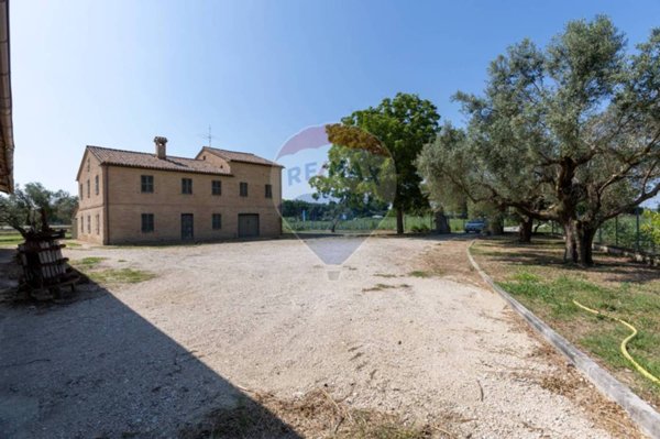 casa indipendente in vendita a Jesi in zona Mazzangrugno