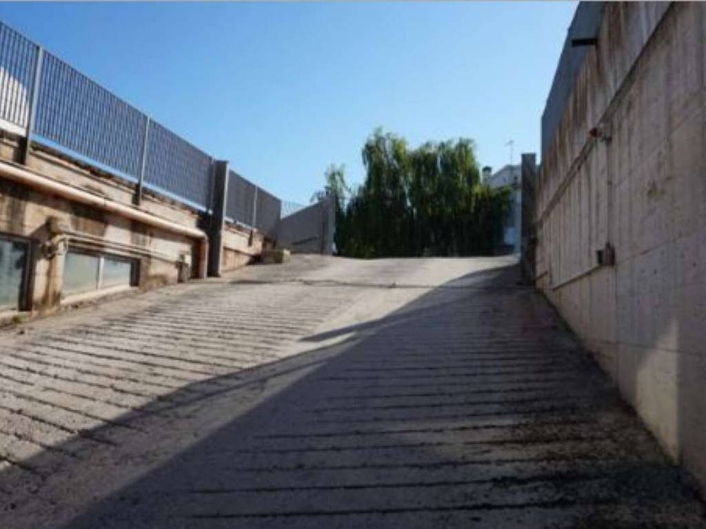 locale commerciale in vendita a Jesi