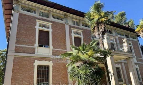 casa indipendente in vendita a Jesi