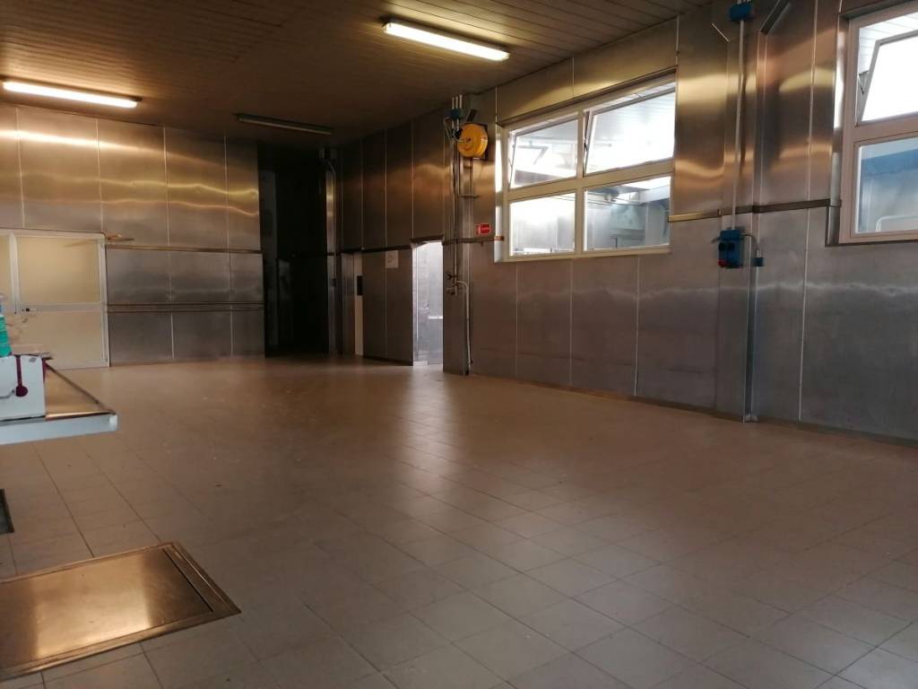 locale commerciale in vendita a Jesi