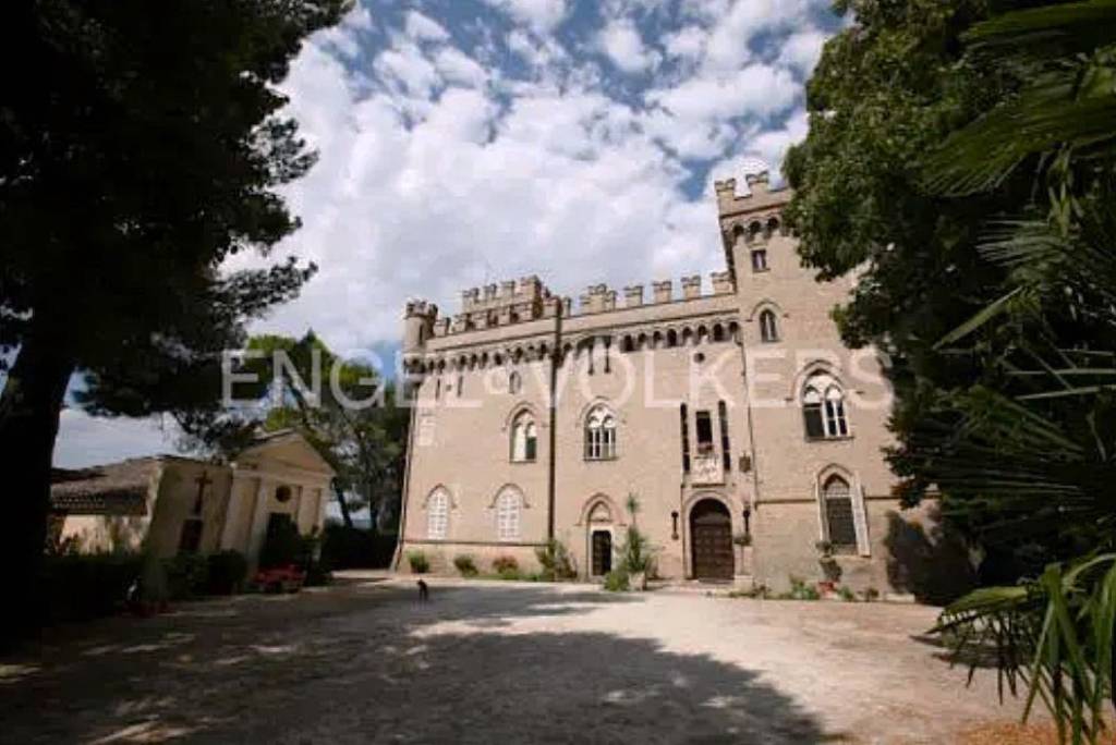 villa in vendita a Jesi in zona Tabano