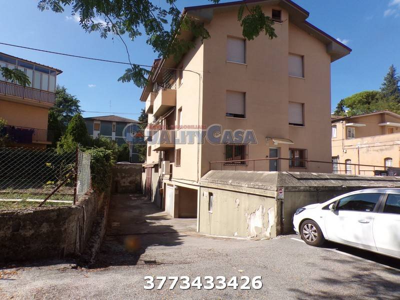 locale commerciale in vendita a Jesi