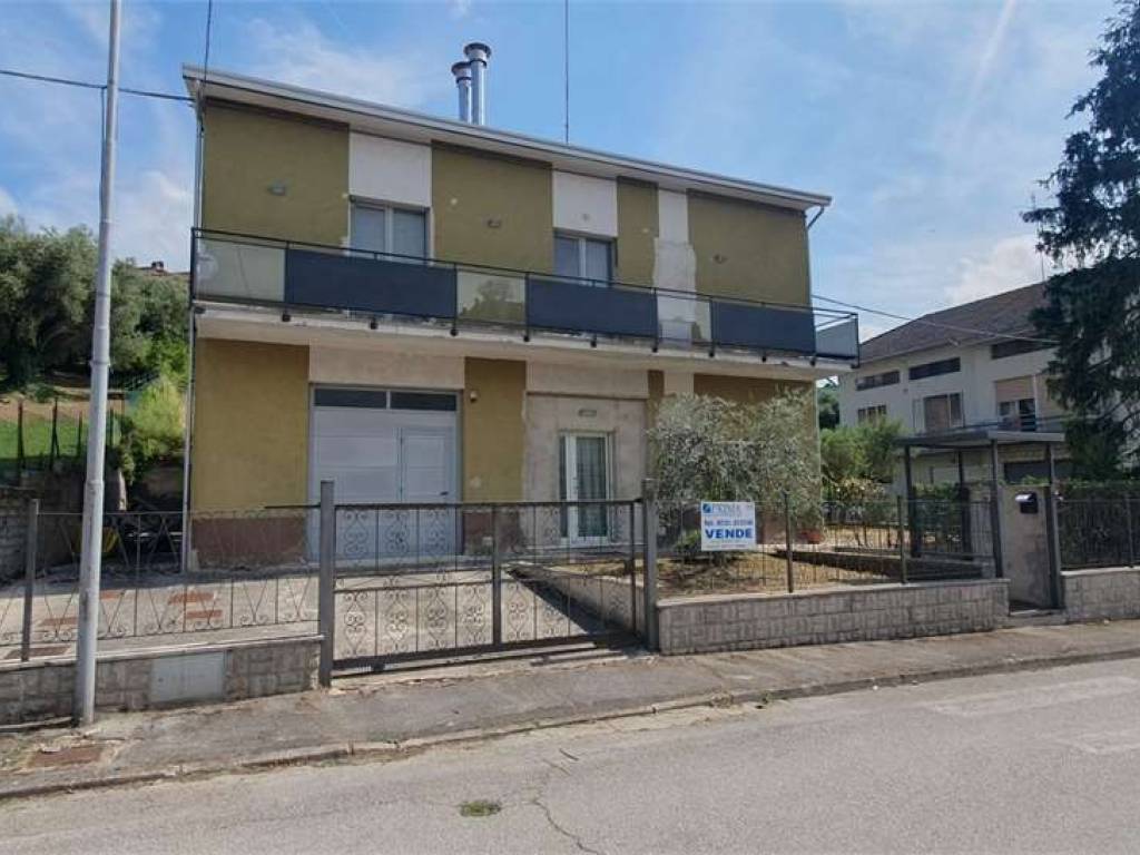 casa indipendente in vendita a Jesi