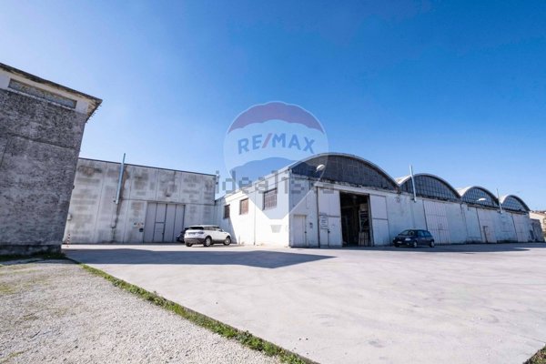 capannone in vendita a Jesi in zona Mazzangrugno