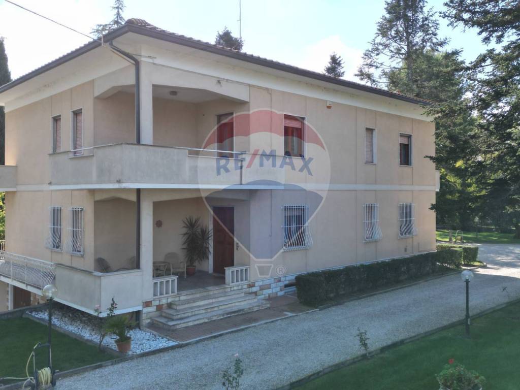 casa indipendente in vendita a Jesi