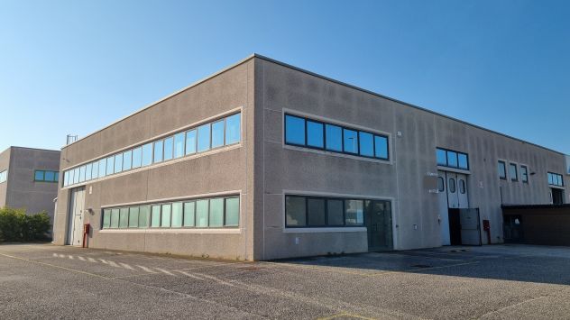 locale commerciale in vendita a Jesi