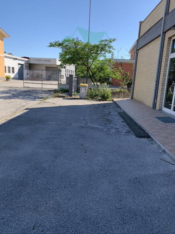 locale commerciale in vendita a Jesi