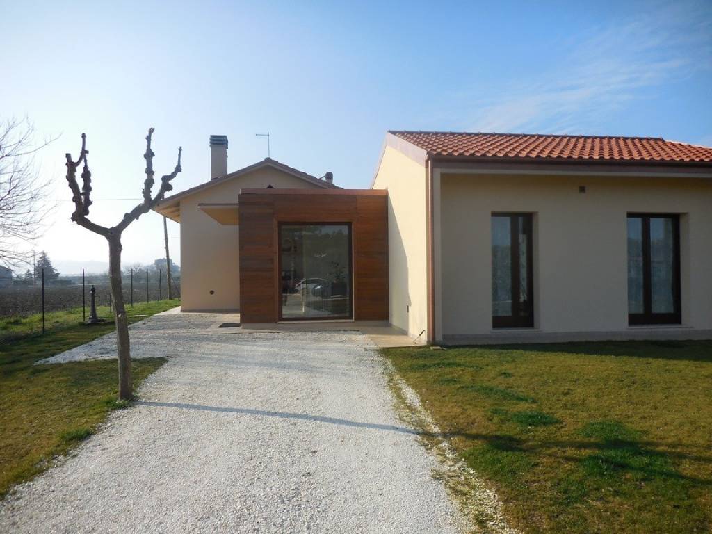 casa indipendente in vendita a Jesi in zona Tabano