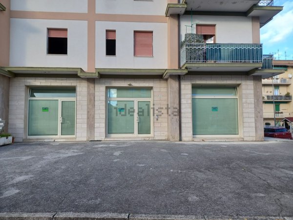 locale commerciale in vendita a Jesi