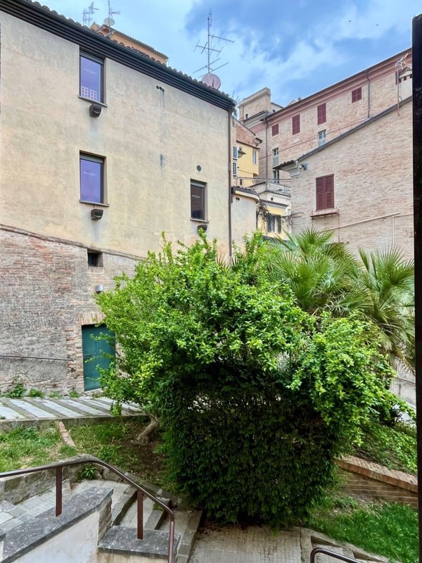 locale commerciale in vendita a Jesi